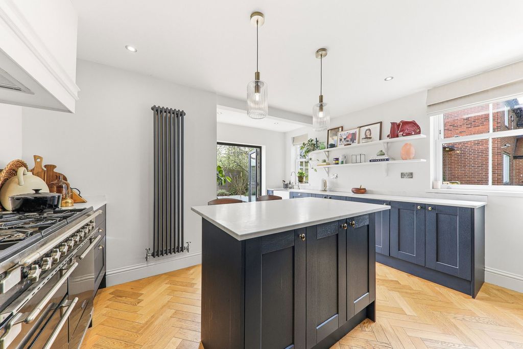 Property photo 2 of 27