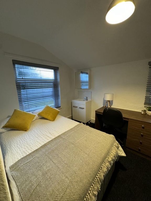 Property photo 2 of 14 A Cozy And Well-Kept Double Bedroom Featuring A Co...