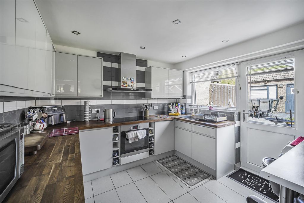 Property photo 3 of 18 Kitchen