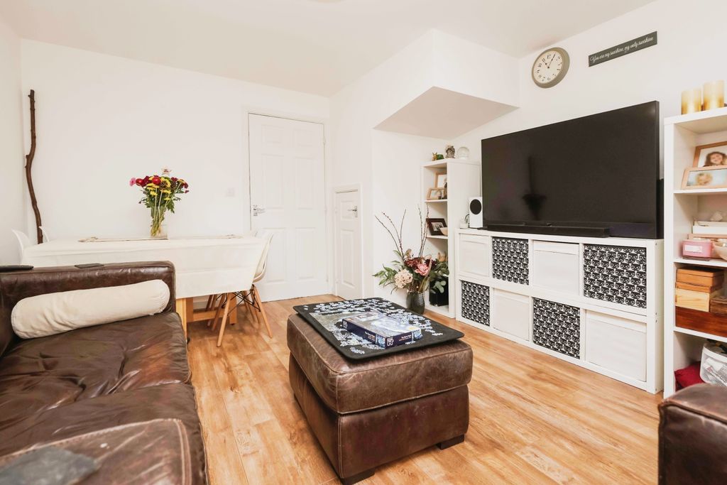 Property photo 2 of 17 Lounge