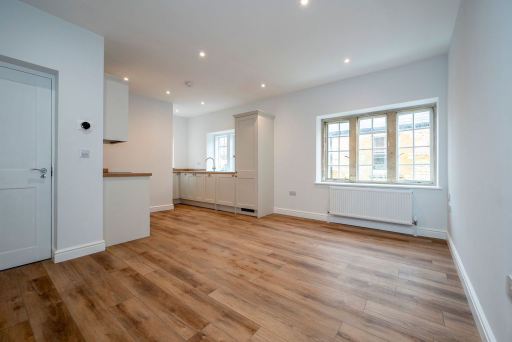 Property photo 2 of 10 Kitchen / Lounge