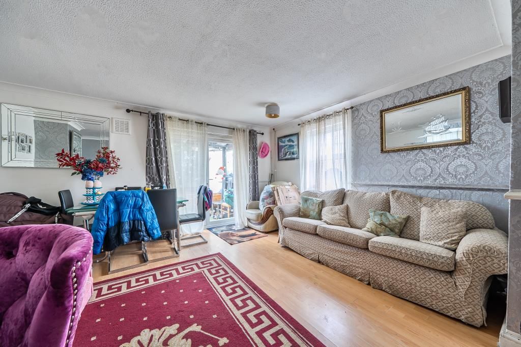 Property photo 3 of 18 Living Room