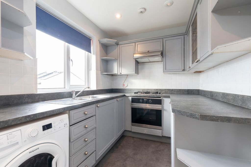 Property photo 2 of 8 Flat 3, 5 King's Road-04