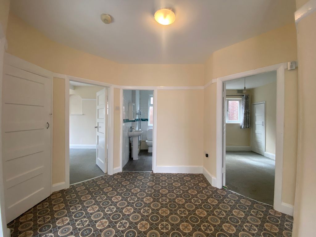 Property photo 2 of 14 Entramce Hall