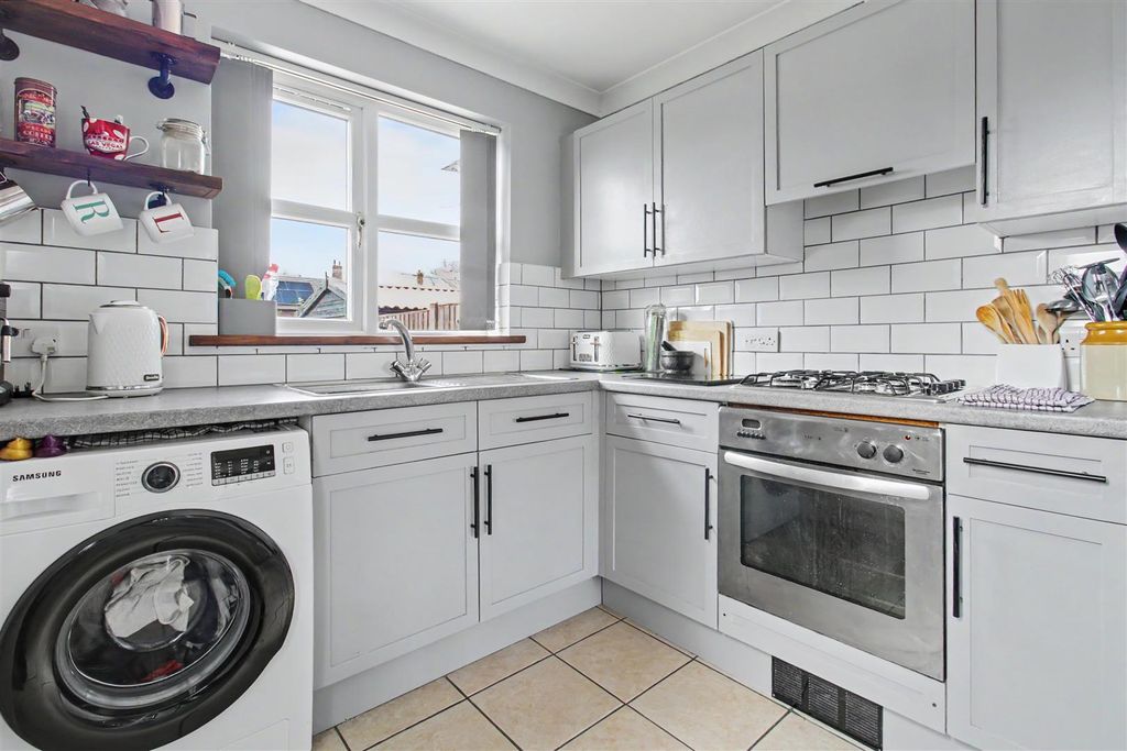 Property photo 3 of 19 Kitchen