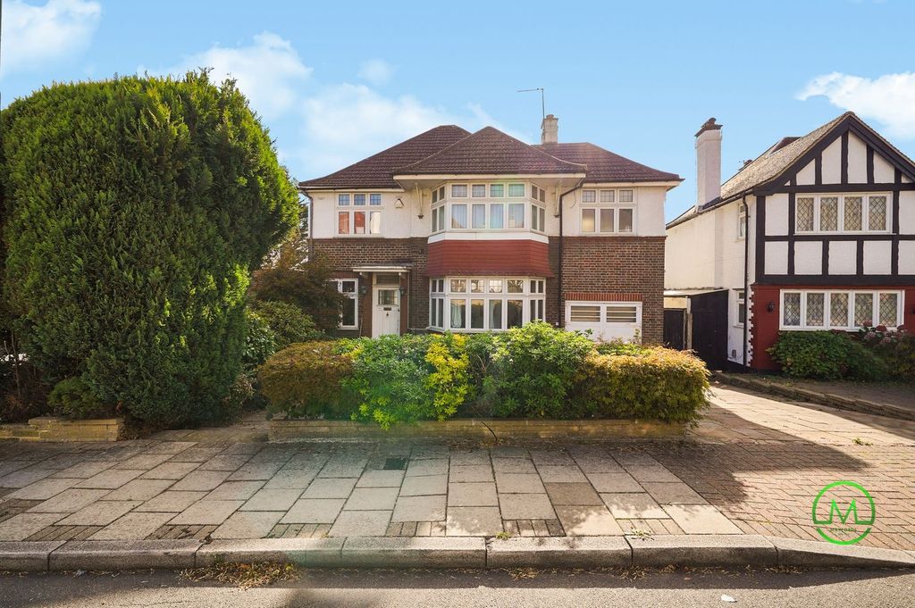 Property photo 1 of 15 Six Bedroom Detached House