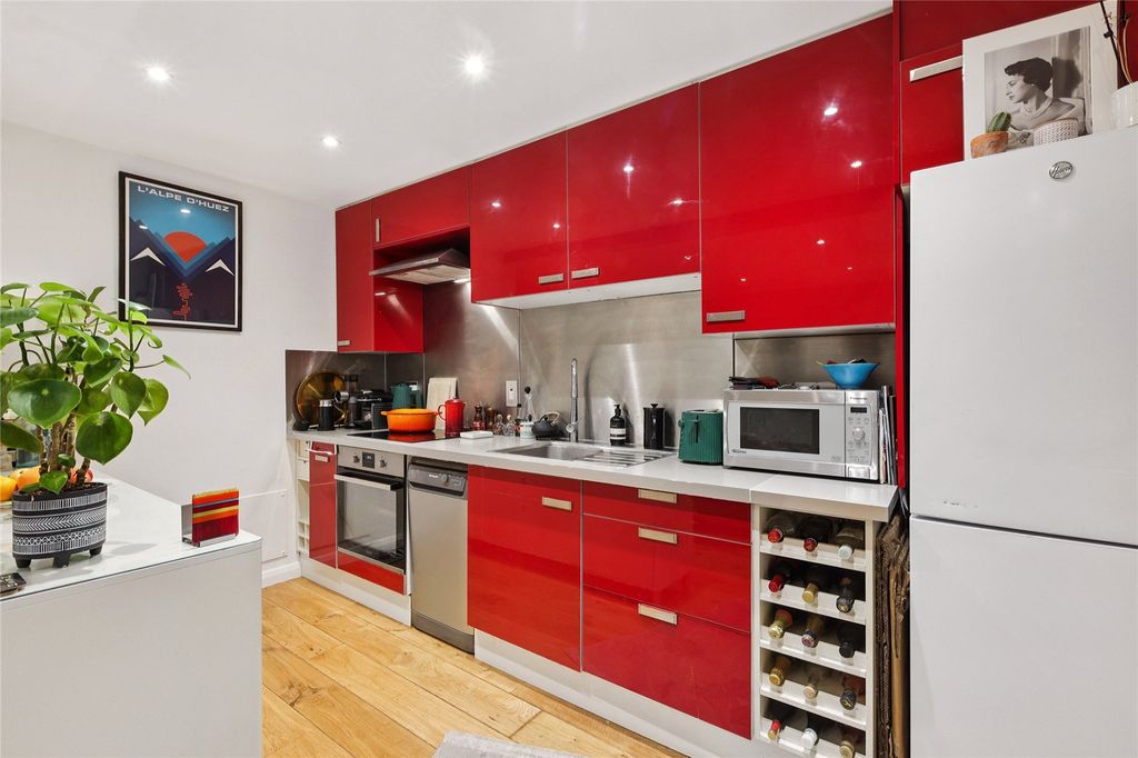 Property photo 3 of 11 Kitchen