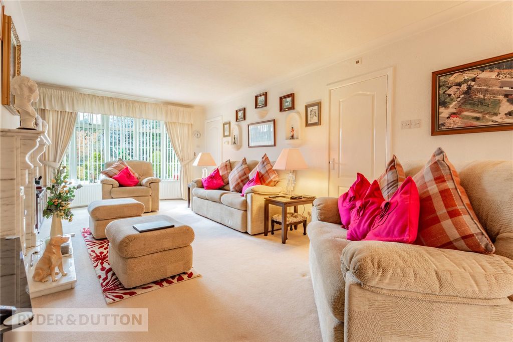 Property photo 3 of 34 Lounge