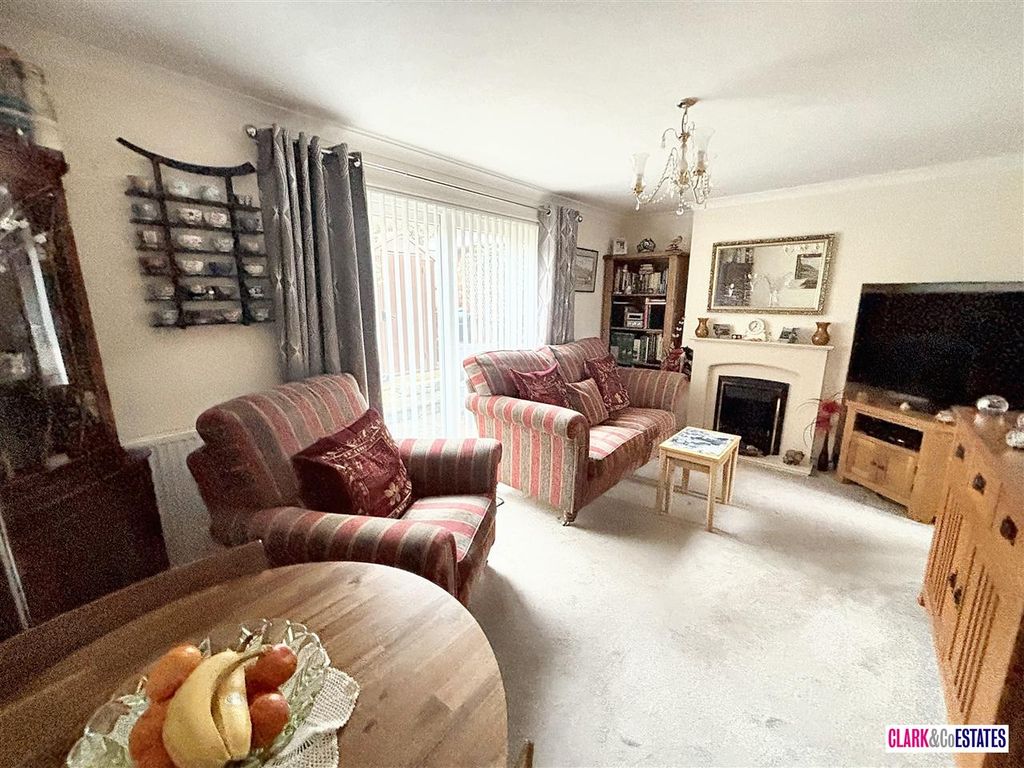 Property photo 2 of 10 Lounge