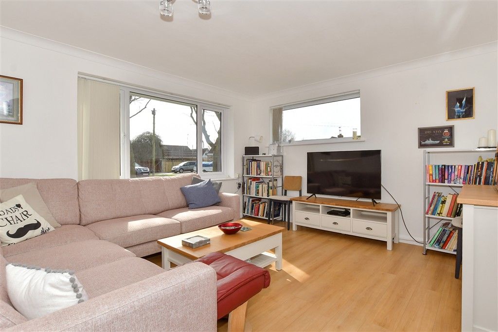 Property photo 3 of 11 Lounge