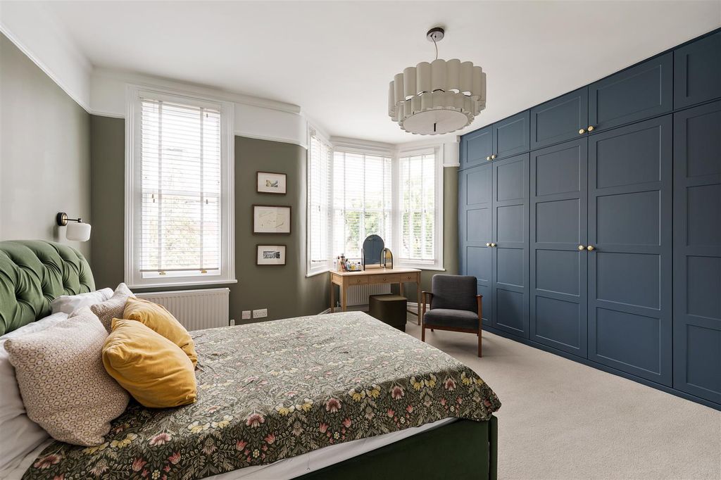 Property photo 3 of 37 Vicarage Road, E10