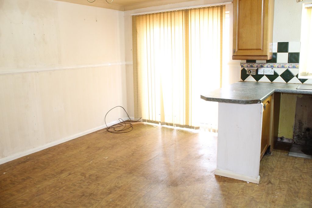Property photo 3 of 10 Kitchen Picture 2