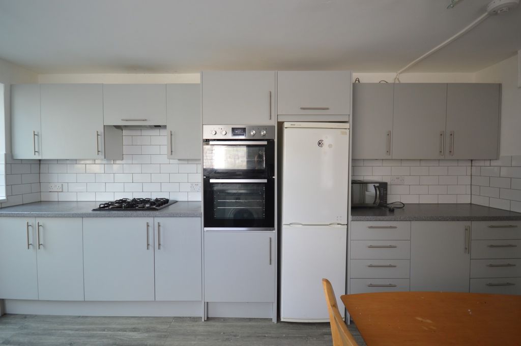 Property photo 2 of 14 Photo 04