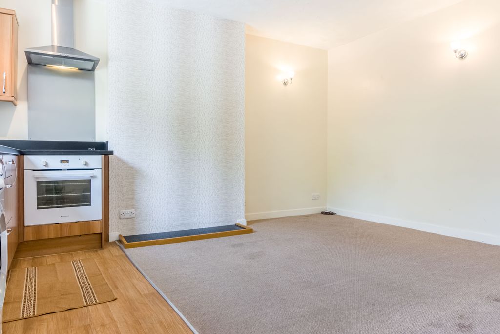 Property photo 3 of 10 Living Room/Kitchen