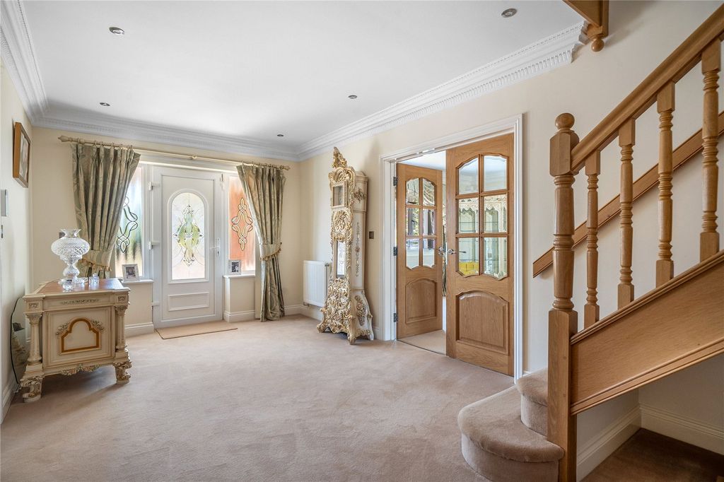 Property photo 2 of 19 Entrance Hall