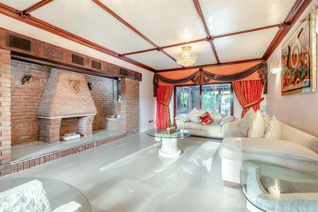 Property photo 3 of 35 8539729-Interior04.Jpg