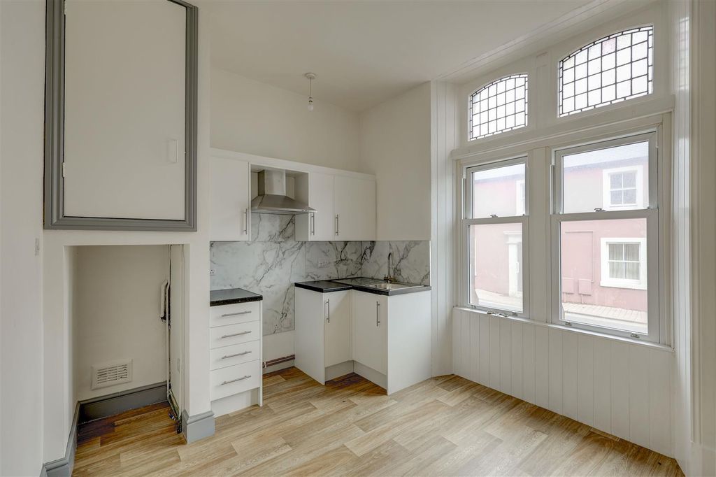 Property photo 2 of 9 Flat 1