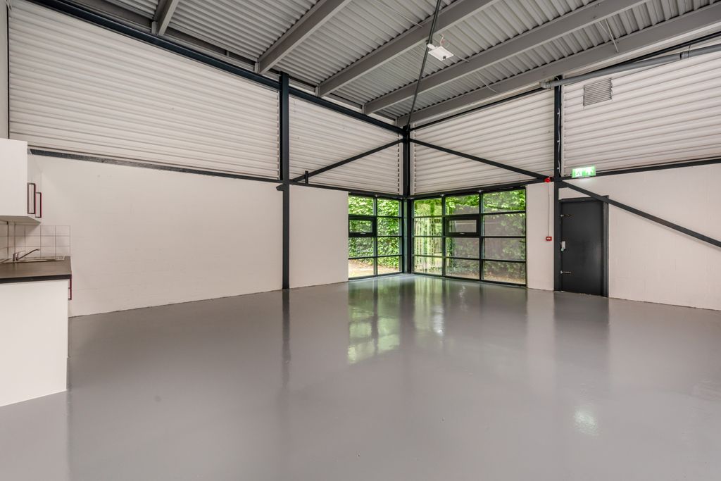 Property photo 3 of 16 8694000-Interior27-800