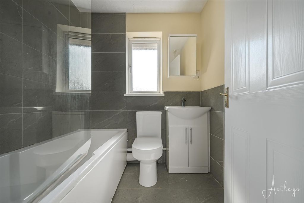 Property photo 2 of 17 Bathroom