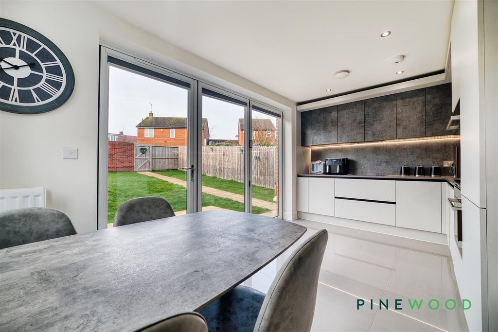 Property photo 2 of 26 Kitchen / Diner