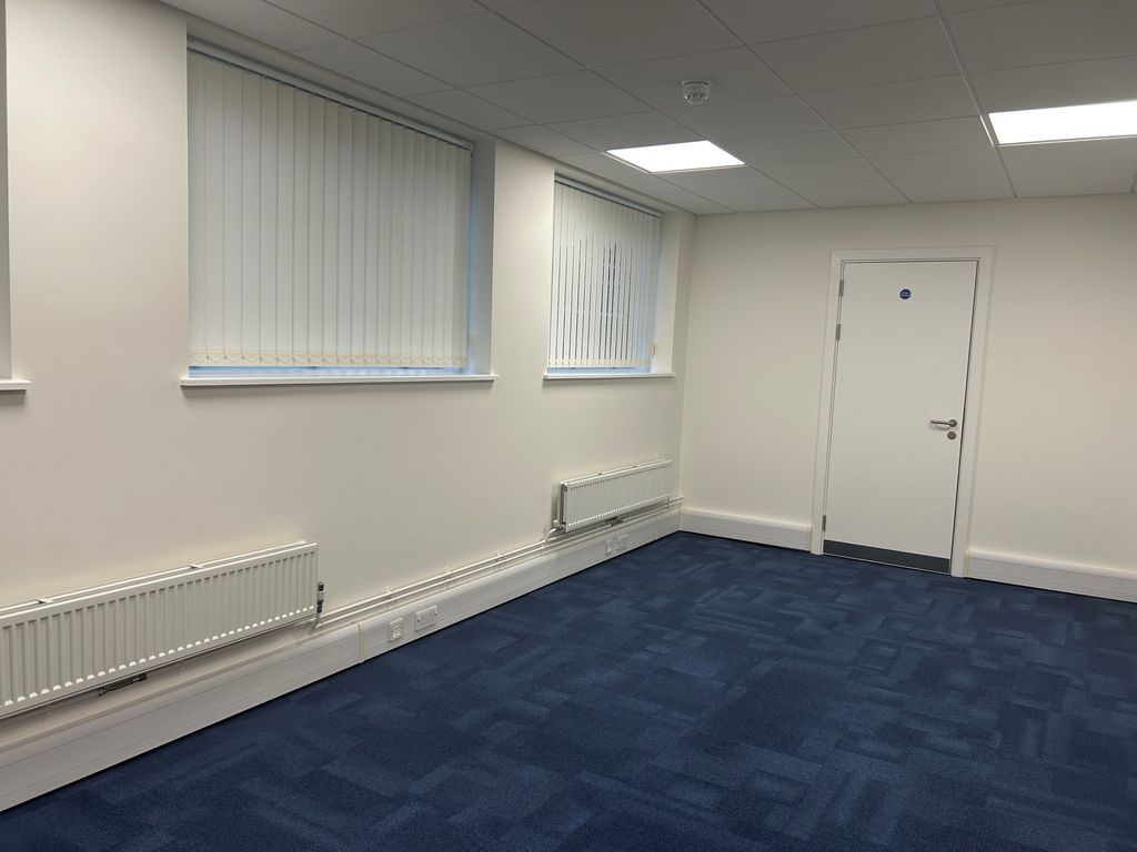 Property photo 2 of 13 60-32 To Let