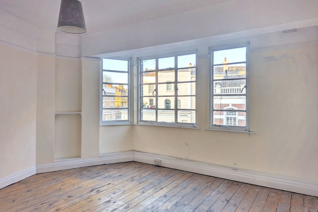 Property photo 2 of 9 Flat 22 Selwyn Court, Blackheath Village, London, Se3 9Sz