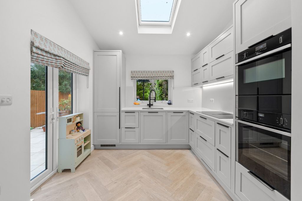 Property photo 3 of 28 4641895