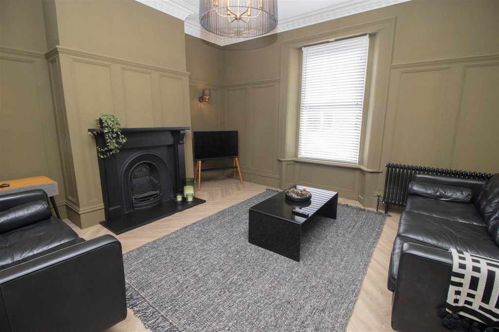 Property photo 3 of 24 Lounge