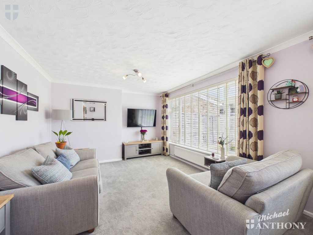 Property photo 3 of 10 Cam03218G0-Pr0975-Still006