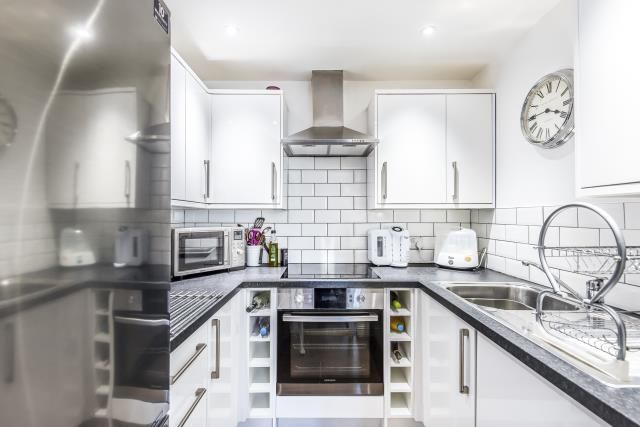 Property photo 3 of 10 Kitchen