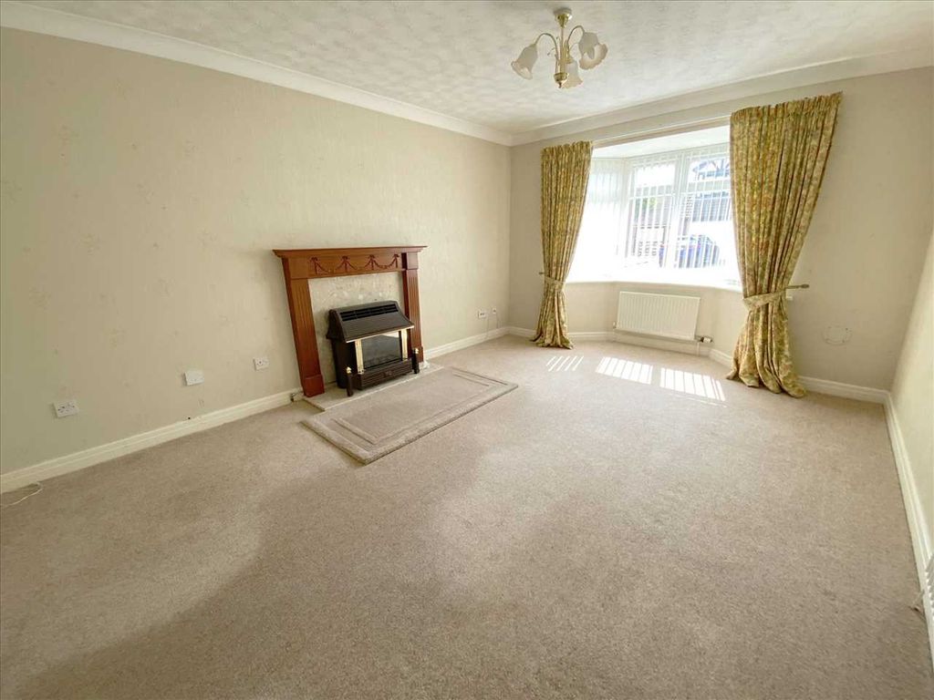 Property photo 2 of 13 Lounge: