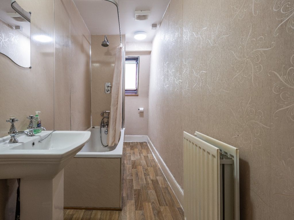 Property photo 3 of 7 Bright And Functional Bathroom With A Shower, Smal...