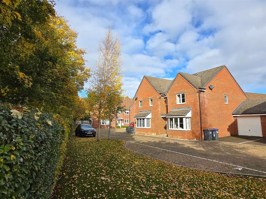 Property photo 1 of 25 Front Garden / Driveway