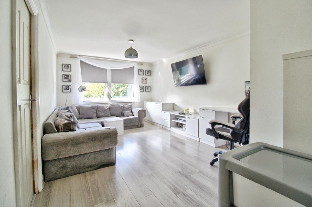 Property photo 2 of 11 8