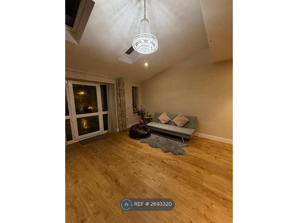 Property photo 3 of 11 Living Room