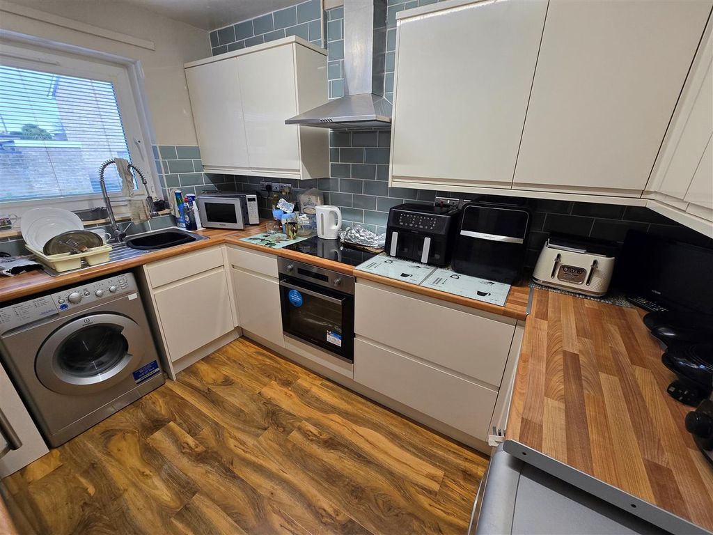 Property photo 3 of 8 Kitchen