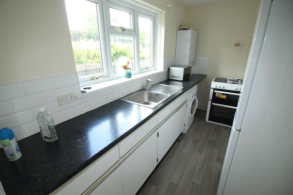 Property photo 2 of 9 Kitchen