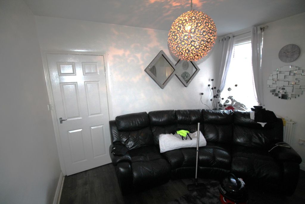 Property photo 3 of 10 Lounge