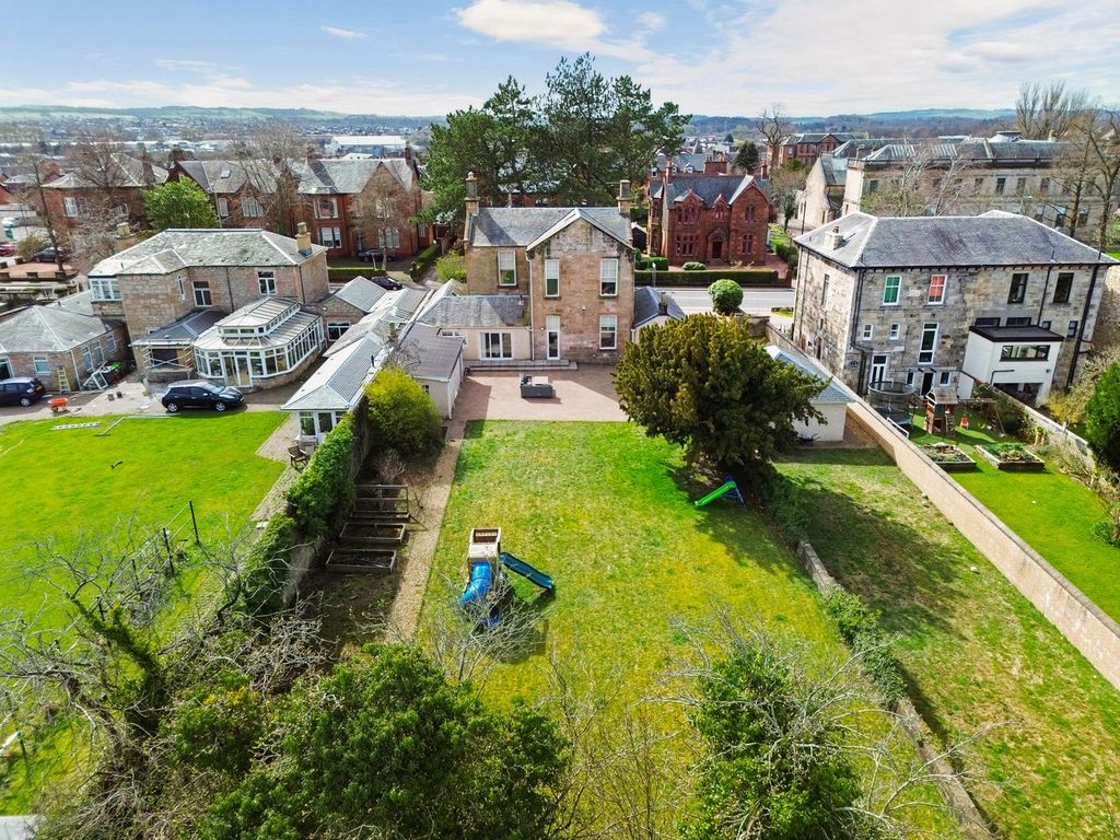 Property photo 2 of 27