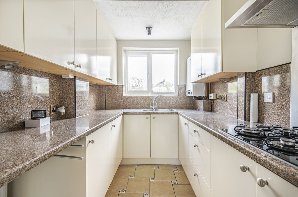 Property photo 2 of 17 Kitchen (2)