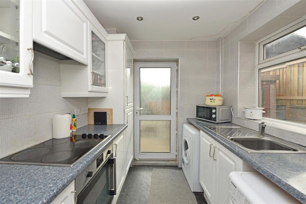 Property photo 3 of 18 Fitted Kitchen: