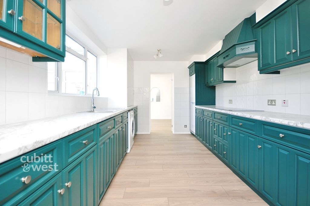 Property photo 2 of 19 0535E225-Kitchen1