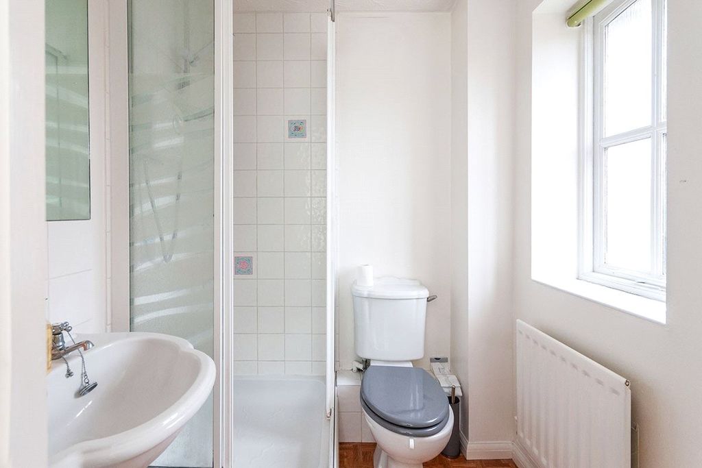 Property photo 2 of 11 Bathroom