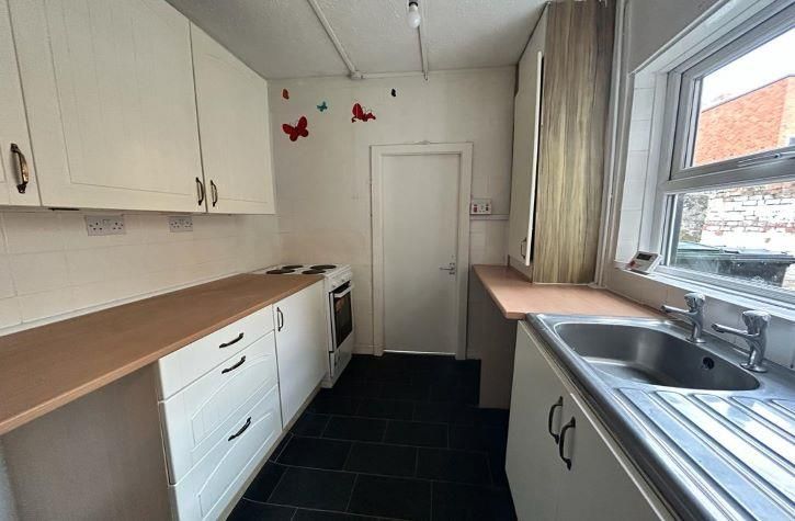Property photo 3 of 6 28 Morpeth Terrace Kitchen .Jpg