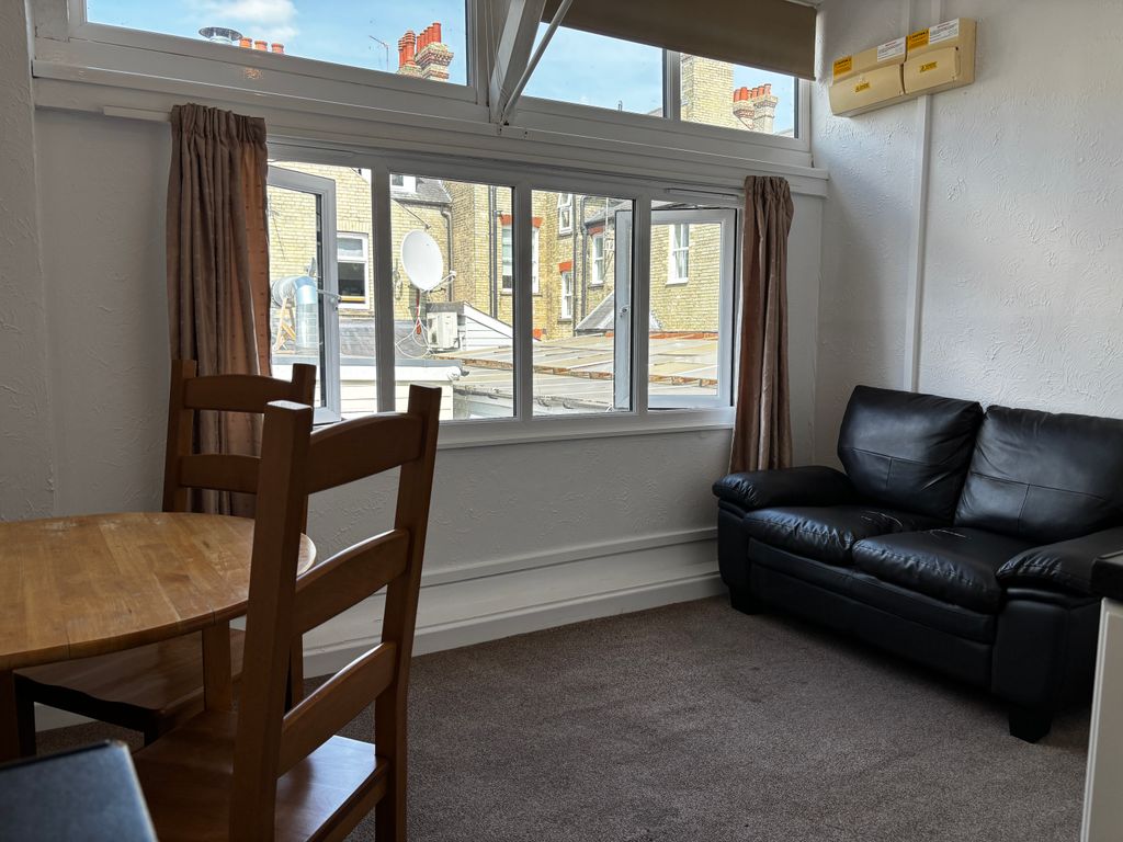 Property photo 3 of 15 Lounge