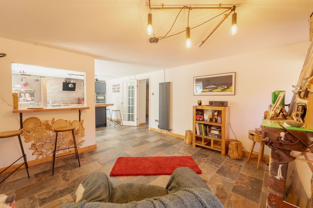 Property photo 2 of 27