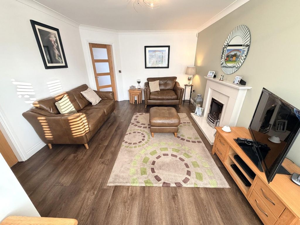 Property photo 2 of 37 Lounge