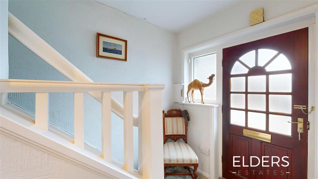 Property photo 3 of 17 Entrance Hall