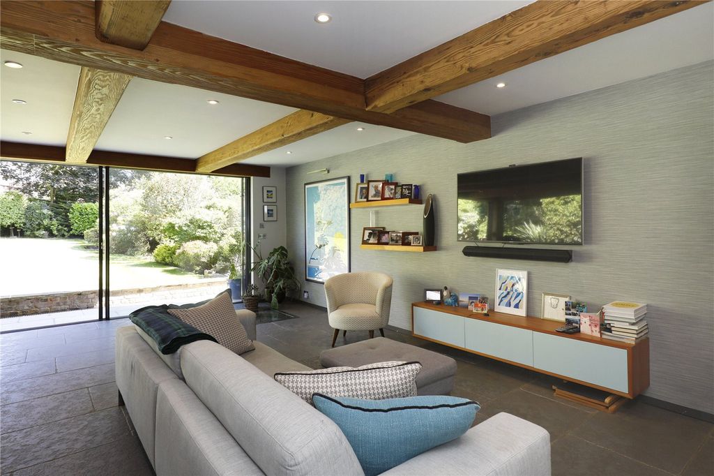 Property photo 3 of 18 Reception