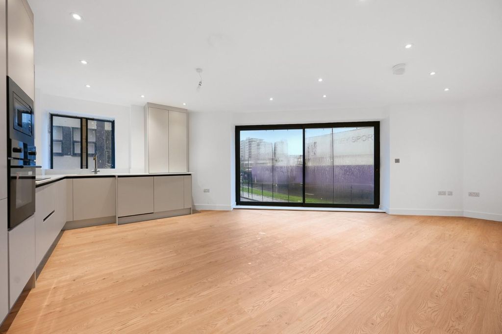 Property photo 3 of 11 Ren - Show Flat, Branson House - Reception1 (1).Jp